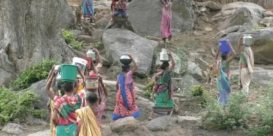 digpatra's tweet photo. ଭାଲିଆଗୁଡା, ମୋହନା, ଗଜପତି 
୨୩ ବର୍ଷ ବିଶ୍ୱସ୍ତରୀୟ ଶାସନରେ ଓଡ଼ିଶାର ଏମିତି କେତେ ଗାଁ ଅଛି ଯେଉଁଠି ପାଣି ପାଇଁ ମହିଳାଙ୍କୁ କିଲୋମିଟର ଯାଏଁ ଚାଲିବାକୁ ପଡେ?

Source: @NewIndianXpress https://t.co/JeG1UlIjLe