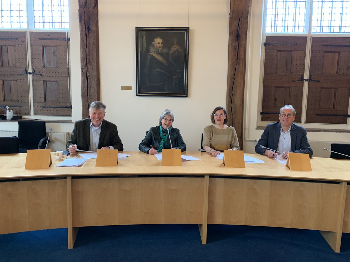 Maandag 24 april 2023 ondertekenden wethouders van de gemeenten <a href="/gemhouten/">Gemeente Houten</a> , <a href="/gem_ijsselstein/">Gemeente IJsselstein</a> en #Vijfheerenlanden en directeur-bestuurder Gert Staal van de <a href="/bieblekijssel/">Bibliotheek Lek & IJssel</a> de regionale #samenwerkingsovereenkomst bij elkaar in het oude stadhuis in Vianen.

vijfheerenlanden.nl/Inwoners/Inwon…