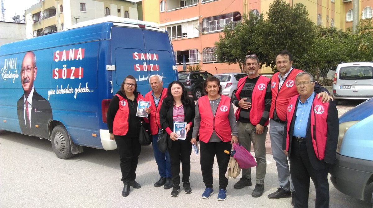 avremziumitatay's tweet photo. Sayın Kemal Kılıçdaroğlu’undan mektup var! 100. Yıl Mahallesi’nde bu mektubu yağışlı havaya rağmen kapı kapı dolaşarak sizlerle buluşturmaya devam ediyoruz. 
Bu tarihi seçimde vatandaşlarımızın sağduyusuna güveniyoruz.

#seçim2023 #sanasöz #çukurova https://t.co/yMlqTPqnlx