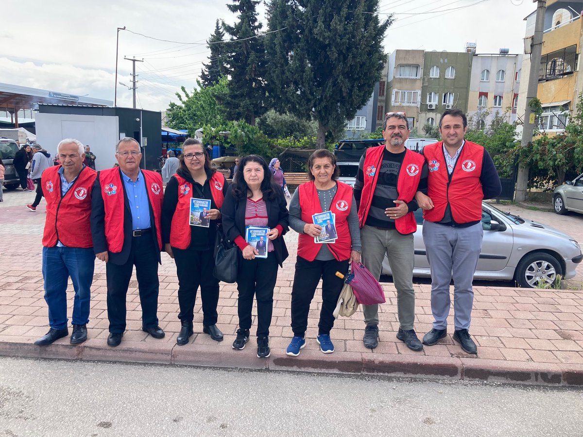 avremziumitatay's tweet photo. Sayın Kemal Kılıçdaroğlu’undan mektup var! 100. Yıl Mahallesi’nde bu mektubu yağışlı havaya rağmen kapı kapı dolaşarak sizlerle buluşturmaya devam ediyoruz. 
Bu tarihi seçimde vatandaşlarımızın sağduyusuna güveniyoruz.

#seçim2023 #sanasöz #çukurova https://t.co/yMlqTPqnlx