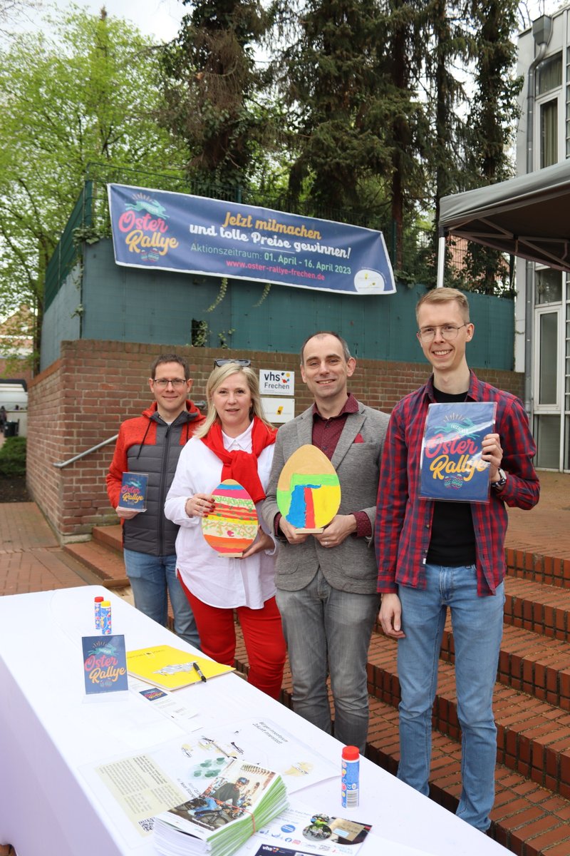 Während der Osterferien drehte sich in der Frechener Fußgängerzone wieder alles um die Oster-Rallye Frechen. Die Gewinnerinnen und Gewinner wurden bereits ausgelost. Vor dem Rathaus fand nun die Übergabe der Hauptpreise statt: stadt-frechen.de/aktuelle-press…