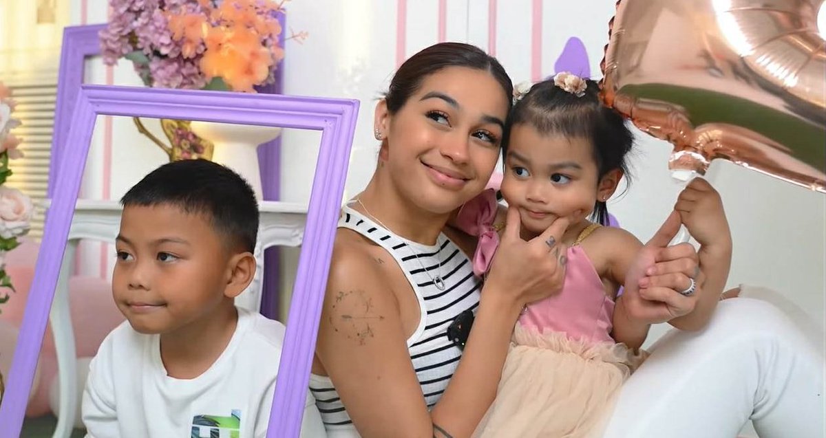 SNhadine1's tweet image. Mahal na Mahal ko kayong tatlo

new vlog
youtu.be/_Iu_APETEaU

@ZeinabHarake11

Zebbiana turns 2

#BiaDay