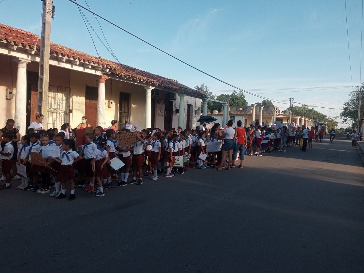 ComiteIsla's tweet photo. Nuestro colectivo pioneril Josué País García presente en las actividades por el 1ro de Mayo.
#ALaPatriaManosYCorazón
🤲♥️🇨🇺
#UJCIslaDeLaJuventud #UnaMejorJuventud #OPJMIslaDeLaJuventud https://t.co/d47IYz51fa
