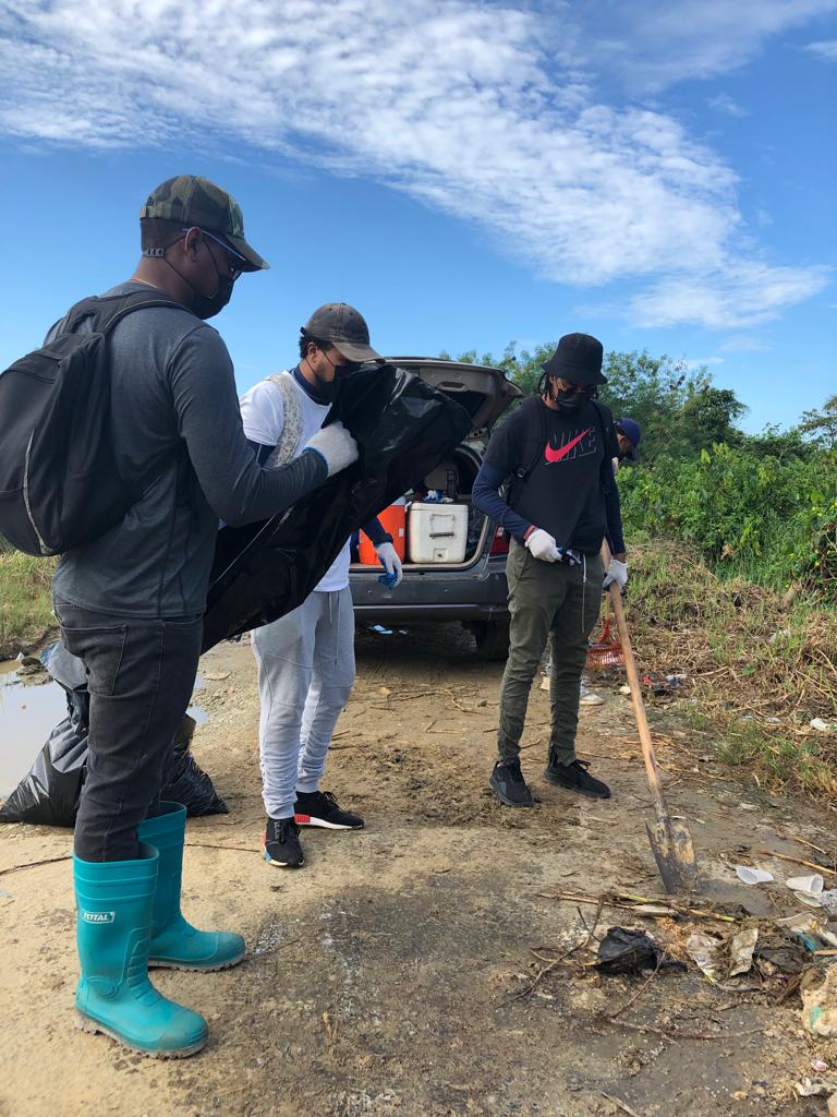 DaelyBasis's tweet photo. Throwback to when we took it upon ourselves to spread some positivity in our community by cleaning up a neglected corner of this neighborhood.

Amazing what a little teamwork and heart can accomplish. ❤️💪

Let's all remember to take care of our surroundings 🌞🌍#CommunityCleanUp https://t.co/RYxQ3fSNhq