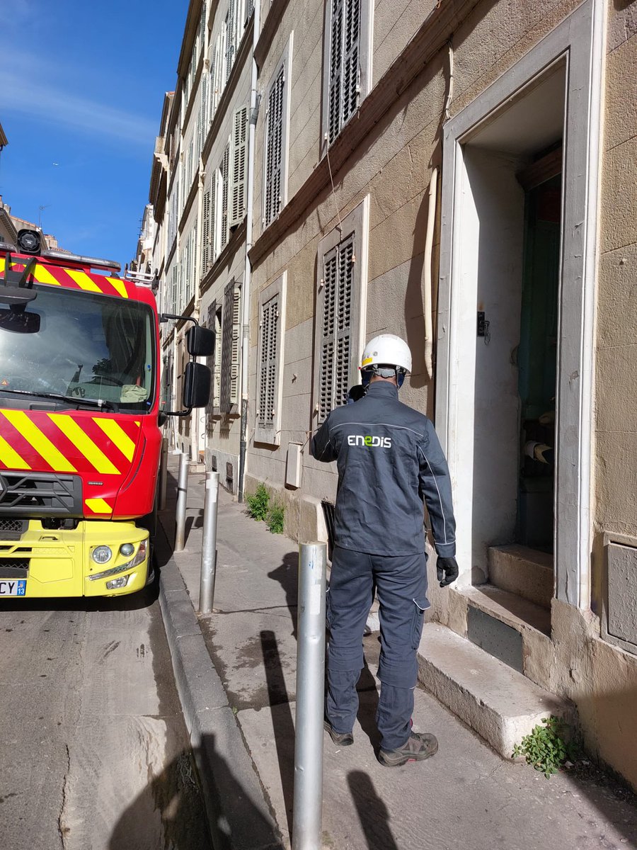 EnedisRegionSud's tweet photo. Nos équipes @enedis sur #Marseille présentes ce matin aux côtés des @MarinsPompiers et @PoliceNat13 🚨 afin que 138 habitants réintègrent leur logement en toute #sécurité 🙏🏻 après le drame survenu rue de Tivoli 

👉🏻 Leur rôle : réalimenter les habitations et prévenir le risque ⚡️ https://t.co/DLRQo59Ig3