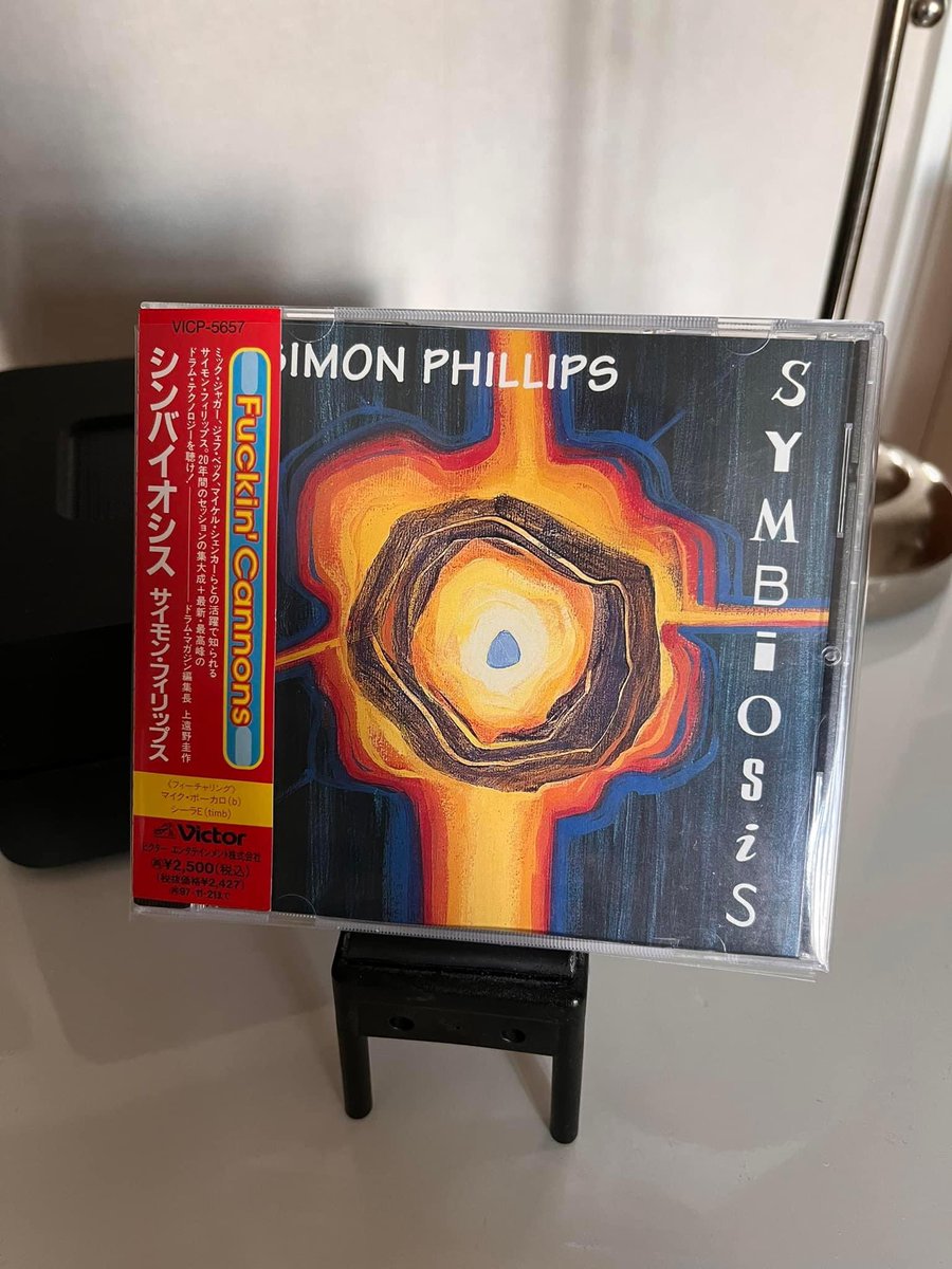 Now playing ”Symbiosis” by Simon Phillips as a prep for tonights gig at Fasching in Stockholm with Simon Phillips & Protocol. Most probably no songs tonight from this one… but who cares? (Mik)