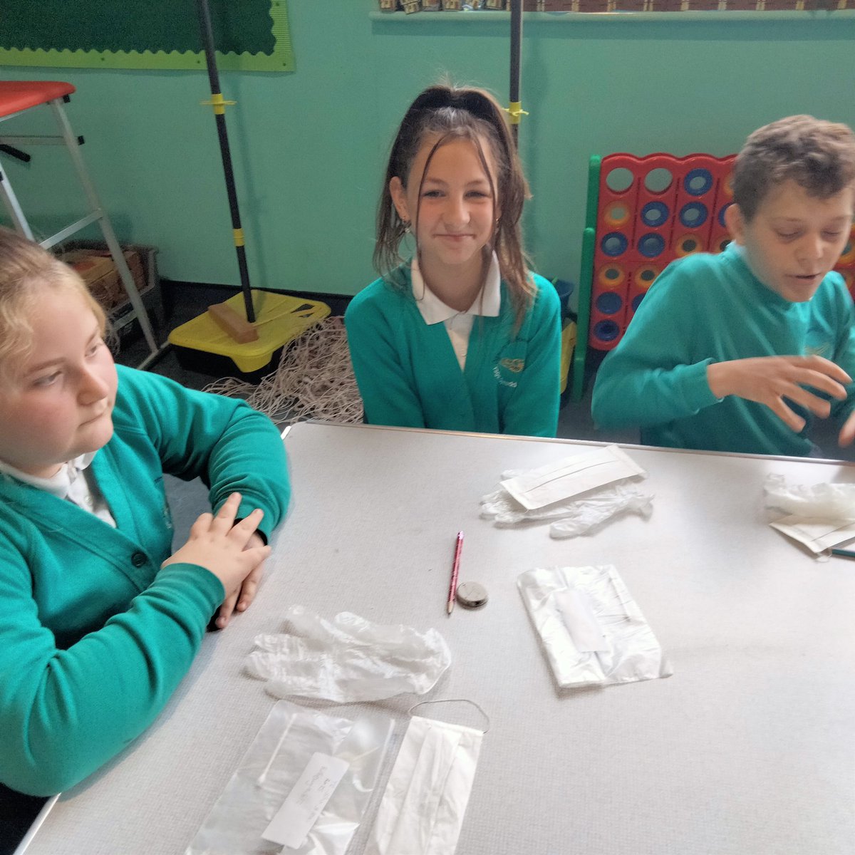 ovpsdosbarth14's tweet photo. Today we have had great fun in the crime workshop today. Learning how crime scenes are investigated, DNA and finger prints are taken #UNCRC #Article37 https://t.co/8lwHAEmO35
