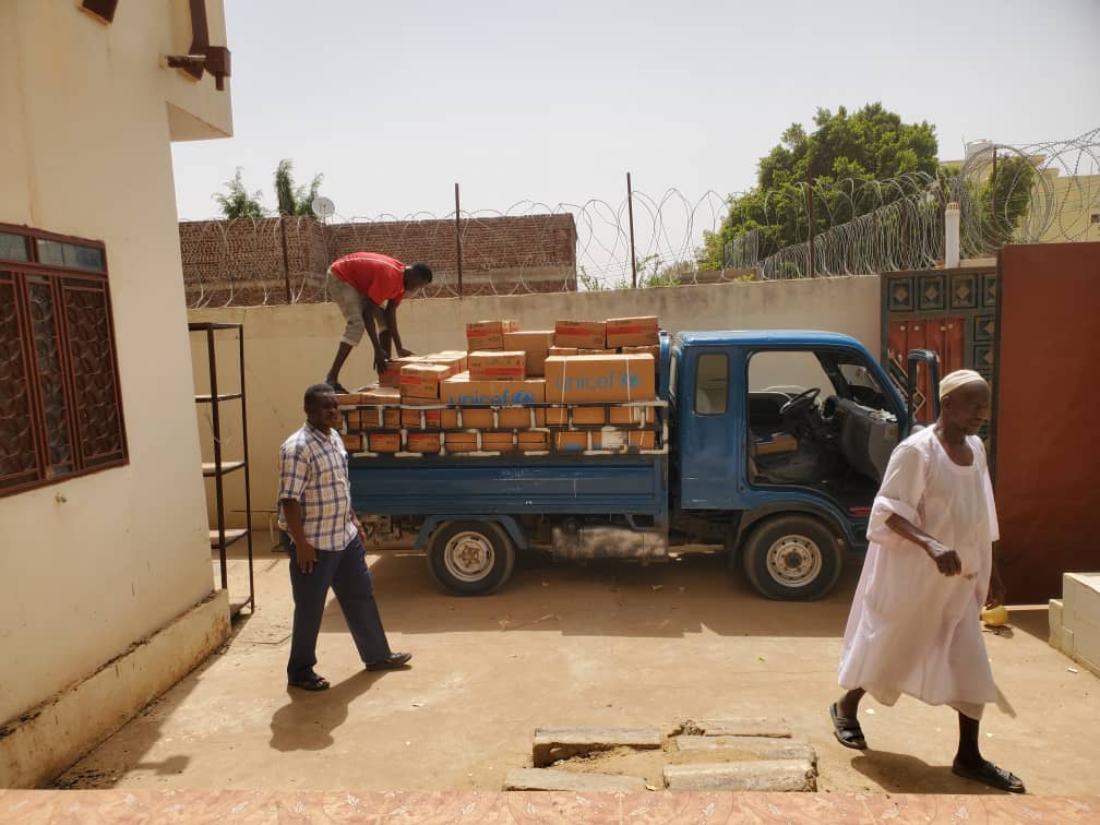 UNICEFBELGIQUE's tweet photo. 🔴 L’escalade de la violence au #Soudan 🇸🇩 met en danger des millions d’enfants.

Malgré les combats qui continuent, l'UNICEF a réussi à acheminer de l'eau potable par camion, des médicaments et des vivres aux centres de santé au Nord-Darfour, au Soudan. https://t.co/9StL6gKA4c
