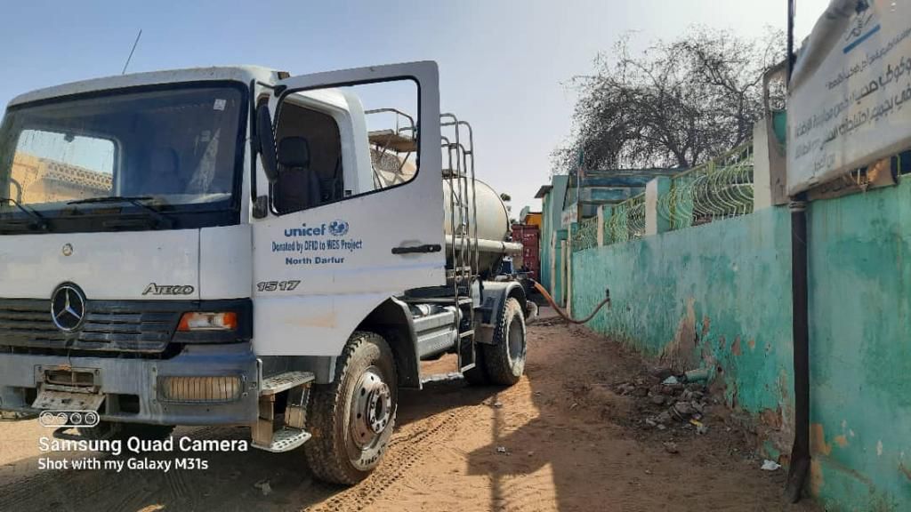 UNICEFBELGIQUE's tweet photo. 🔴 L’escalade de la violence au #Soudan 🇸🇩 met en danger des millions d’enfants.

Malgré les combats qui continuent, l'UNICEF a réussi à acheminer de l'eau potable par camion, des médicaments et des vivres aux centres de santé au Nord-Darfour, au Soudan. https://t.co/9StL6gKA4c
