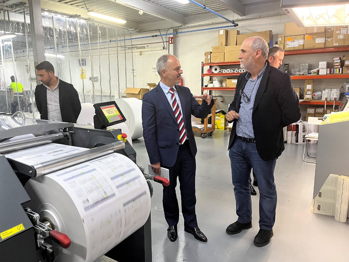 torculo's tweet photo. Estamos encantados de compartir imágenes de la visita que David Regades, Delegado de la @zonafrancavigo , nos hizo la semana pasada. Le agradecemos su apoyo y apuesta por seguir impulsando el crecimiento de Tórculo. ¡Seguiremos trabajando duro! 
#comunicacionsinlimites #mercado https://t.co/CKcQEJH2JP