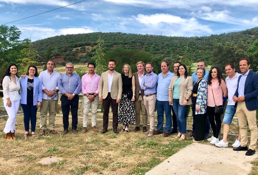 JuanParejoFdez's tweet photo. Hoy participamos en la inauguración de la Feria Dehesa y Toro de #Taliga #TurismoRural con nuestro Alcalde, David Fdez, nuestro Alcalde @BarreraGragera y nuestra presidenta autonómica @MGuardiolaPP #DehesaExtremadura 🟢⚪️⚫️ https://t.co/z46Hzvvfad
