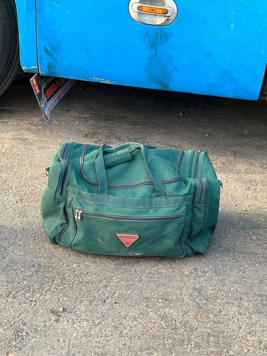 Layla_alhadi's tweet photo. فقدنا شنطة  adidas handbag شبيهة للشنطة الفي الصورة بس لونها أخضر فاتح اكتشفنا انها مفقودة لحظة وصولنا معبر ارقين الجانب المصري .. فيها وثائق و اوراق مهمة.. لو في زول شافها الرجاء التواصل معاي
#رتويت https://t.co/zCQmST3gN8