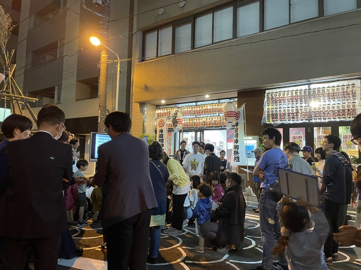 masae_j's tweet photo. 明日から生活のたのしみ展がある中で、今夜は神田ポートビル前で錦三縁日。尊敬するなあ。 https://t.co/LD5i5i0WHx