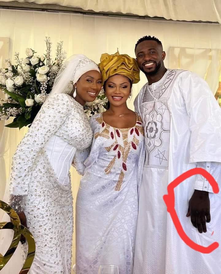 Main du mari de Konnie là..  il te wallo tu te réveilles en 2030 direct, 
Bebi Philippe tu as bien fait de te limiter à post sur Facebook oh