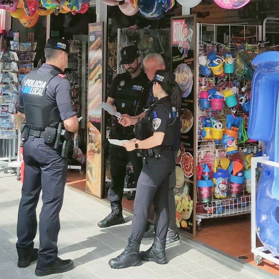 policiadepalma's tweet photo. Hem engegat una campanya informativa per combatre el turisme d'excessos dirigida a recordar els comerciants de les zones clau la normativa vigent, que contempla sancions de fins a 600000 €. https://t.co/T7pZPunVl5