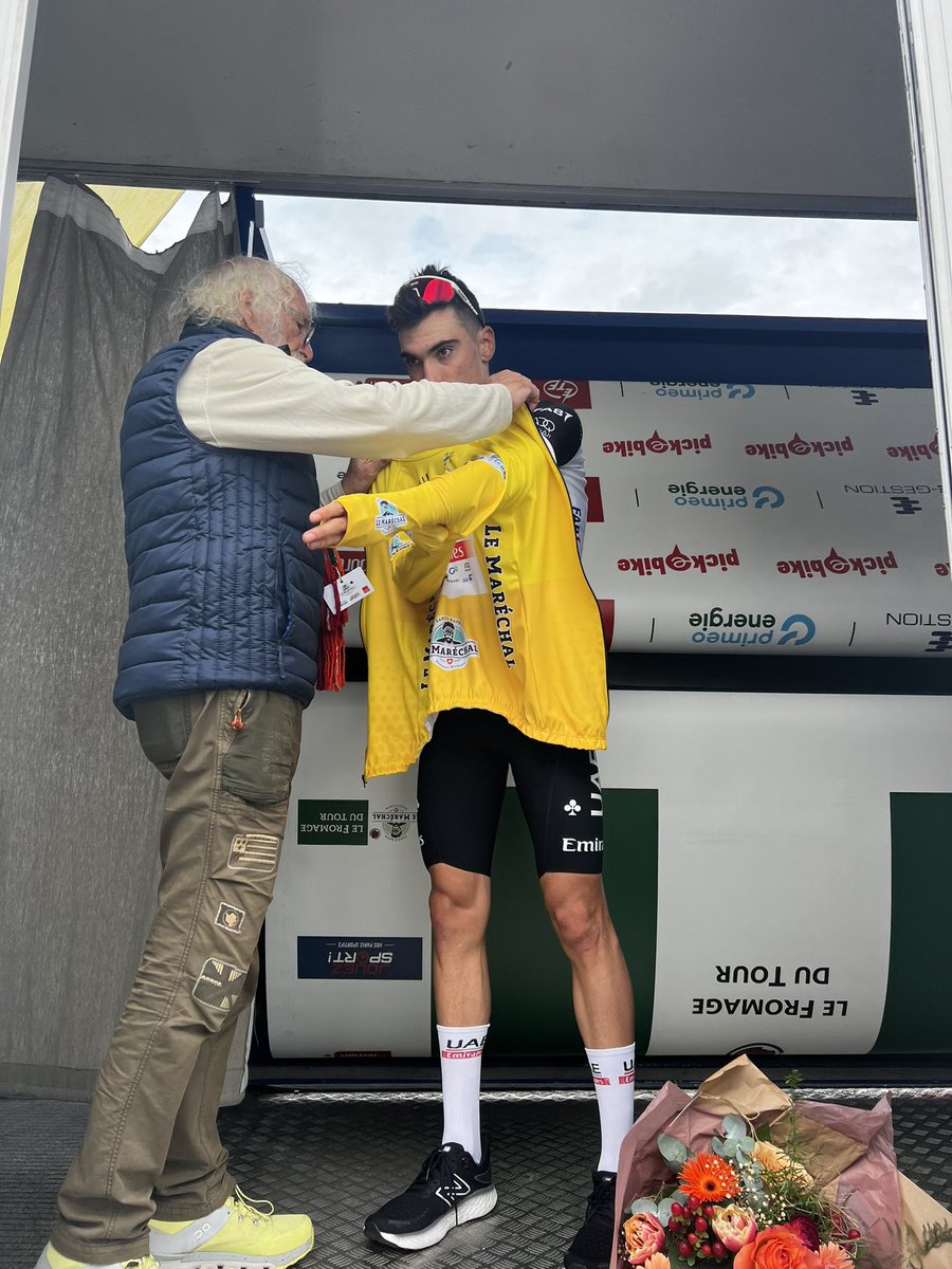 Juan Ayuso <a href="/TeamEmiratesUAE/">@UAE-TeamEmirates</a> endosse le maillot jaune Fromage Le Maréchal