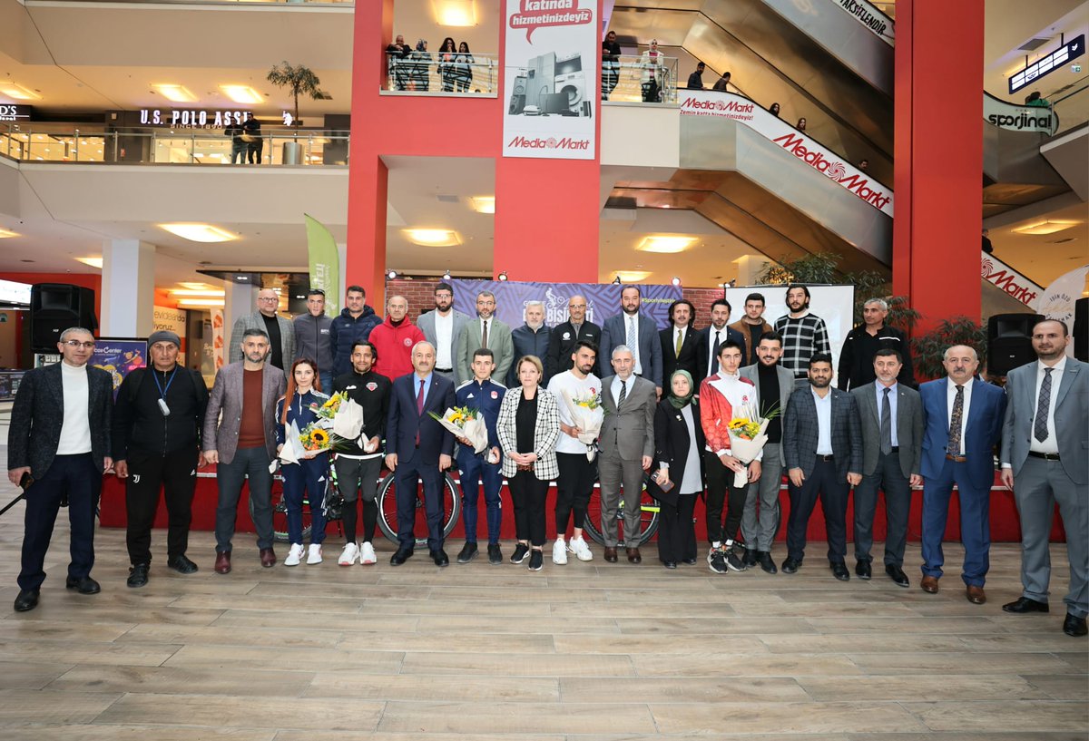 zinnurbuyukgoz's tweet photo. Bir ilk olacak #Gebze Ulusal Dağ Bisikleti Kupası'nın lansmanını yaptık sporcularımızla😊 

Pazar gününü heyecanla bekliyorlar, bizler gibi...

Hedefimiz Ulusal Dağ Bisikleti Kupası'nı da Ultra Traıl gibi  #Gebze'mizin bir markası haline getirmek.

📍#GebzeCenter https://t.co/ST2omi5oAT