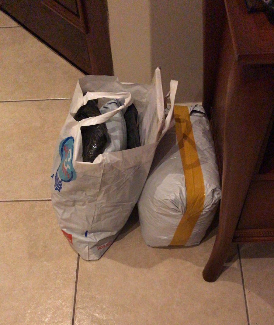 joowjporquinho's tweet photo. Ontem um Uber Flash Moto roubou minhas encomendas que chega na casa da minha amiga como de costume eu sempre peço, dessa vez o motoboy cancelou a corrida em vez de iniciar, ele pegou as encomendas e cancelou. Estou esperando uma posição da @Uber_Brasil pois quero indenização https://t.co/vgpCAys7qz