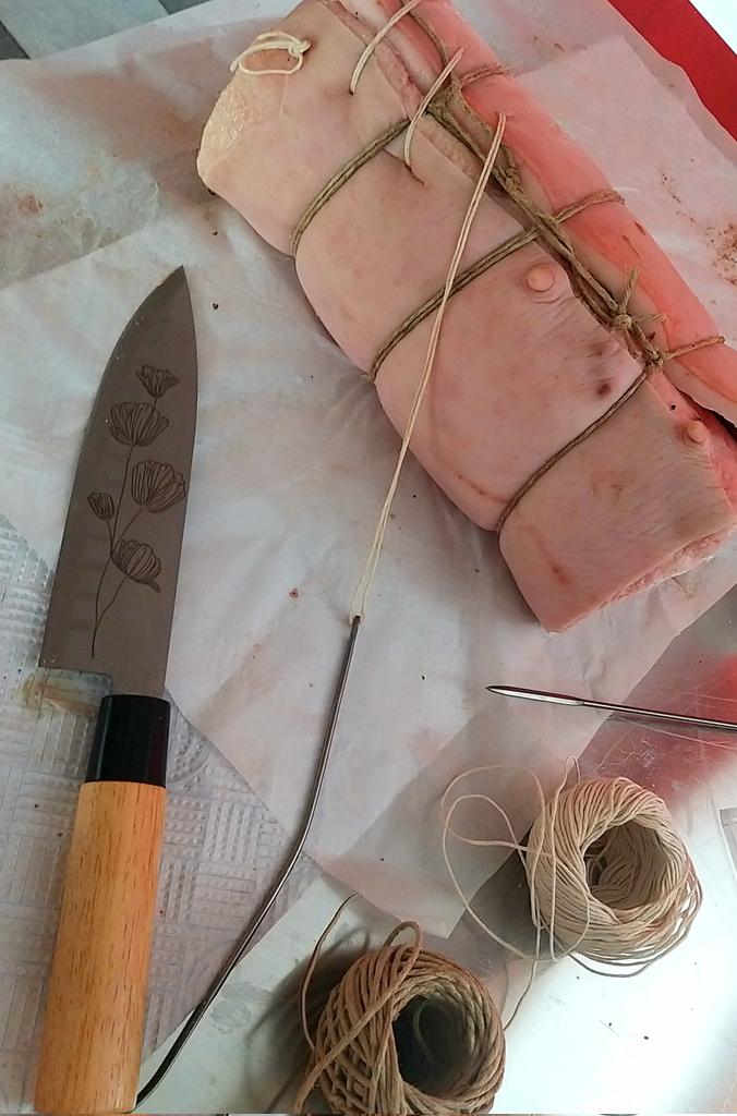 artsclavi1's tweet photo. Se nasci #macellaio poi #vegan è  molto dura....lavori in corso, #pancetta fresca con #cotenna per cottura bassa temperatura e finale salto in #braciere
Buon #weekend #ragazzacci ! https://t.co/ct2igUPyuf
