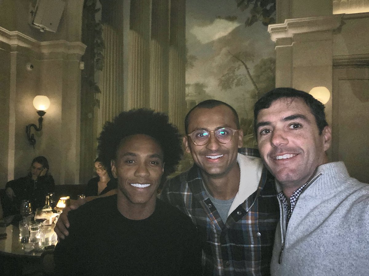 Tuve la posibilidad de cenar con <a href="/edulyragf/">Edu Lyra</a> (gran líder social brasilero que está transformando las favelas desde su fundación) y <a href="/willianborges88/">Willian</a> (jugador de la selección de Brasil) un gusto haber conocido a dos grandes