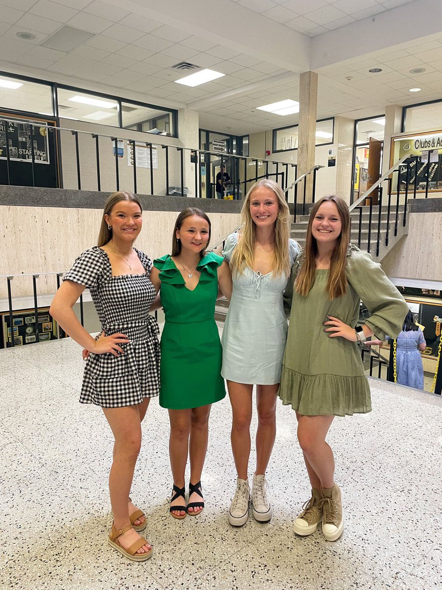 Congratulations to all of our 2023-2024 NHS Members! Seniors received their gold medallions, juniors received their gold pins, and new inductees received their certificates! Continue to work hard and highlight our four pillars: Leadership, Service, Character, and Knowledge!