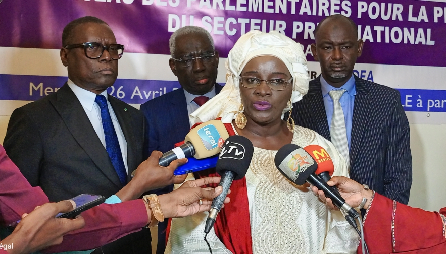 osideasn's tweet photo. Dans la matinée du mercredi 26 avril 2023, s'est tenu le lancement du Réseau Parlementaire pour la Promotion du Secteur Privé National #REPASEN avec l'appui de l' @osideasn. 1/5
...
#kebetu
#Senegal #SecteurPriveNational
#AssembleeNationale #Lois #Deputes https://t.co/7Wbf2P5CmC