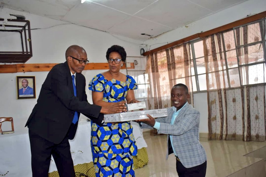 Le @mincotim remet un matériel composé de 25 ordinateurs et 15 enregistreurs aux différents médias du Burundi ,ce don provient du financement de l'<a href="/UEauBurundi/">UE au Burundi</a>  va aider les médias à améliorer leurs services.
