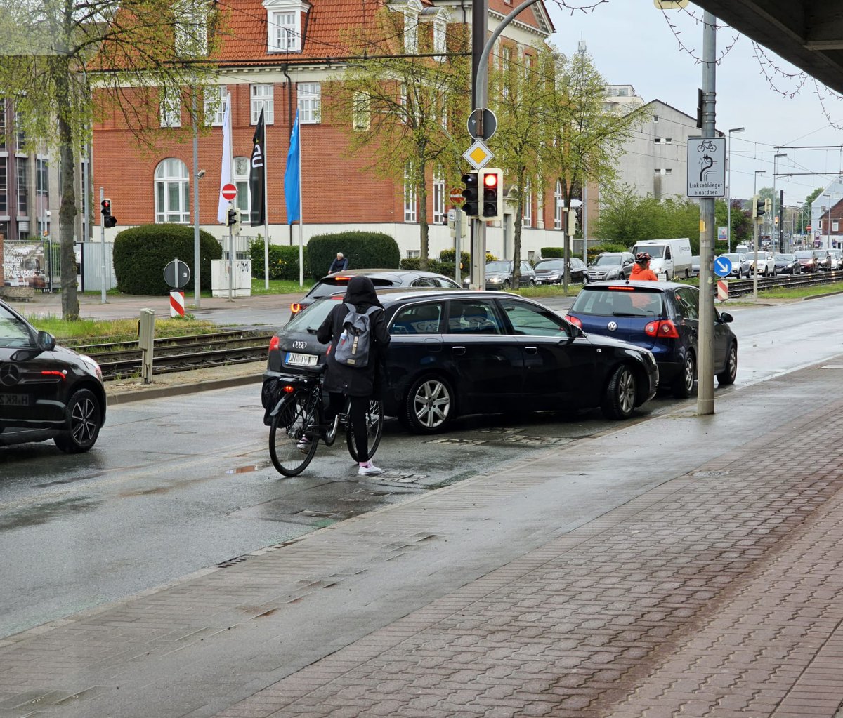 Zwei Abzweigungen später sind dann beide abgebogen.....
Ein Benutzungspflichtiger Radweg ist keine extra Spur zum abbiegen. 
#runtervomradweg