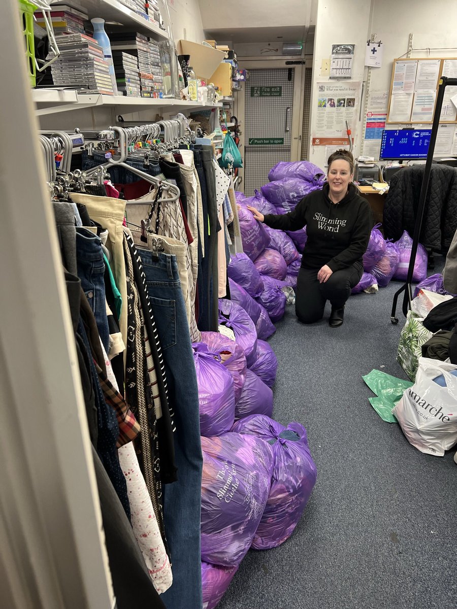 JackieH_SW's tweet photo. Donations of clothing from my @slimmingworld members have raised over £1600 just by donating clothes that they have slimmed out of for cancer research.
#littleoakley #greatbentley #brantham @HarwichStandard @ClactonGazette @CR_UK #SWClothesThrow https://t.co/UZsi9nkE2f
