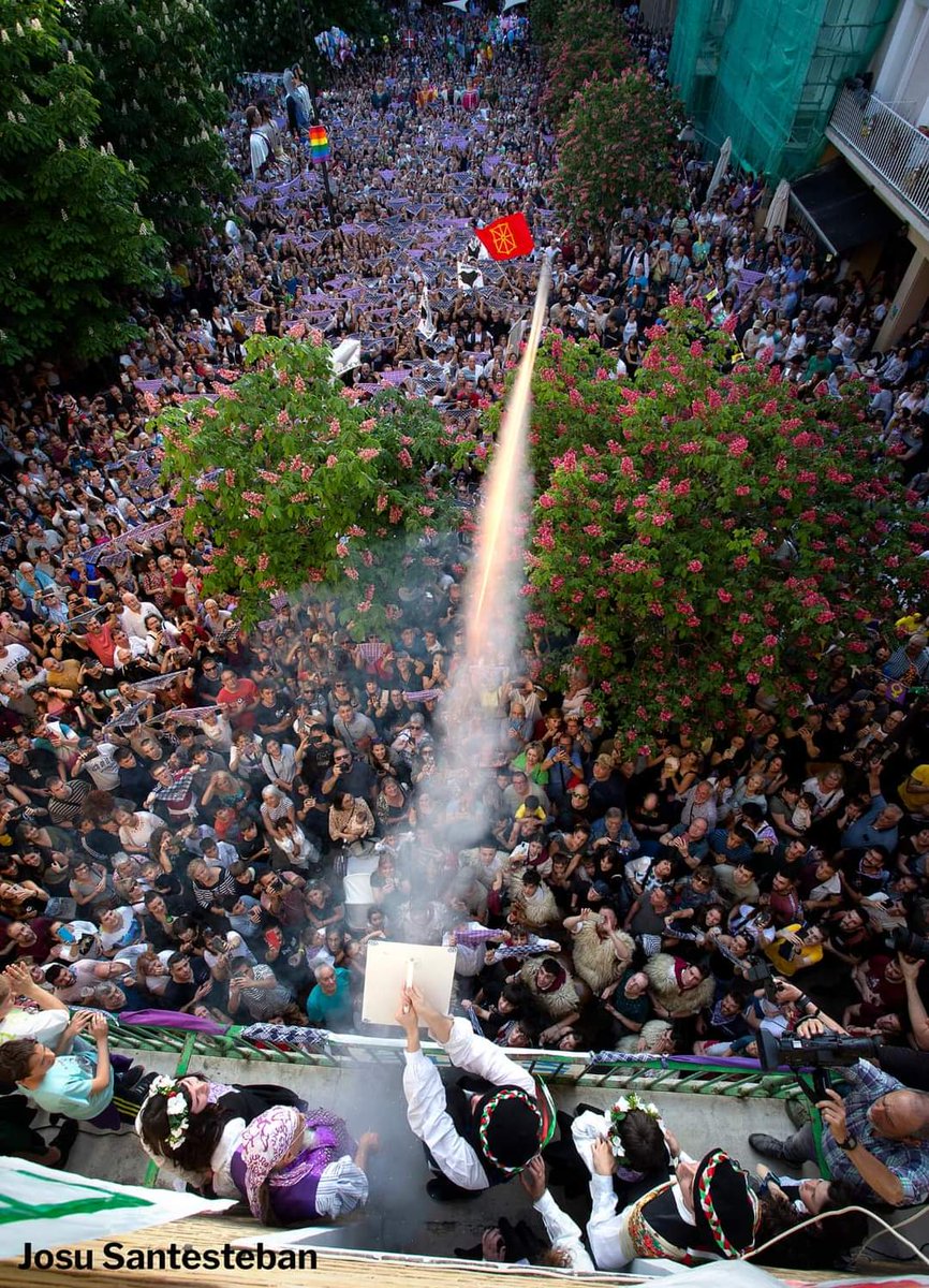 Importante también ver cómo estaba la plaza!

 Fotaza de <a href="/SantestebanJosu/">Josu Santesteban</a> .

Emoción máxima!