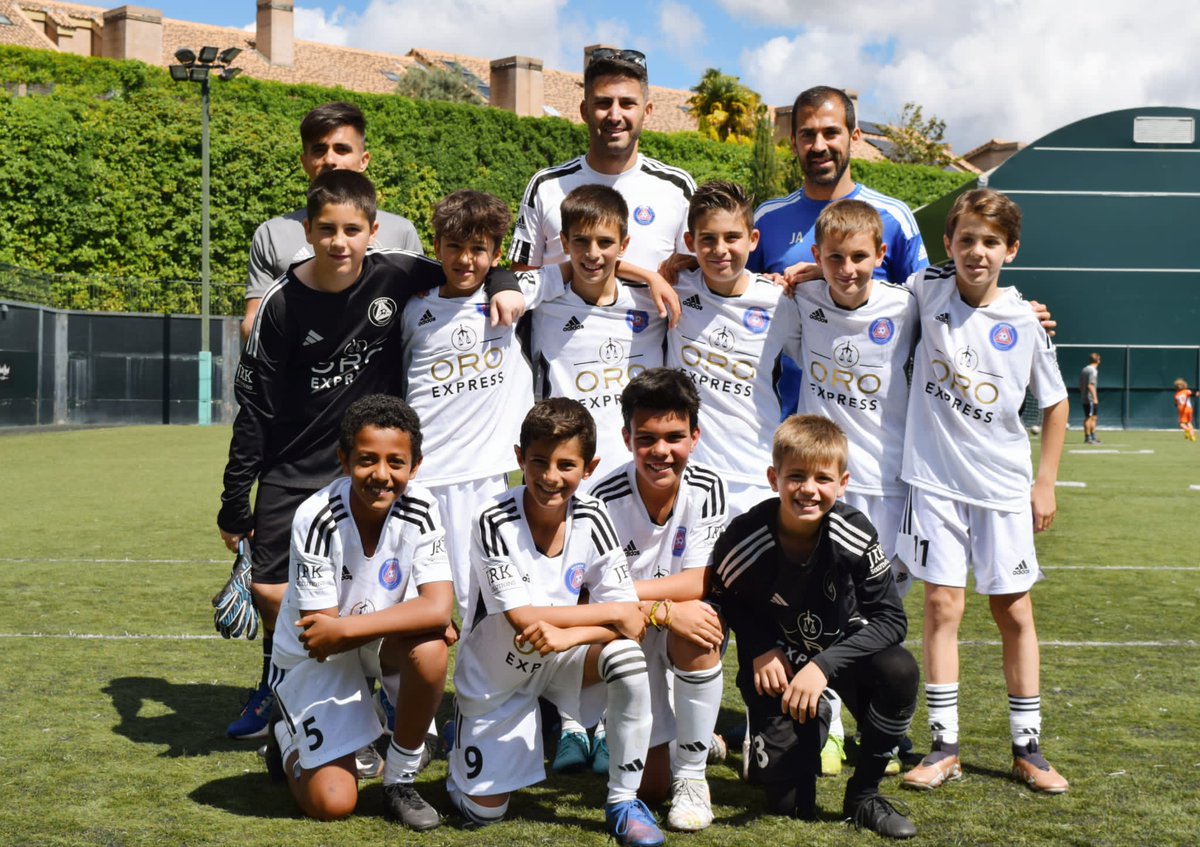 Este fin de semana nos hemos proclamado campeones de liga <a href="/RFFM_oficial/">RFFM</a>  con nuestro alevínB. Enhorabuena a todos por el esfuerzo y trabajo acumulado durante estos meses.