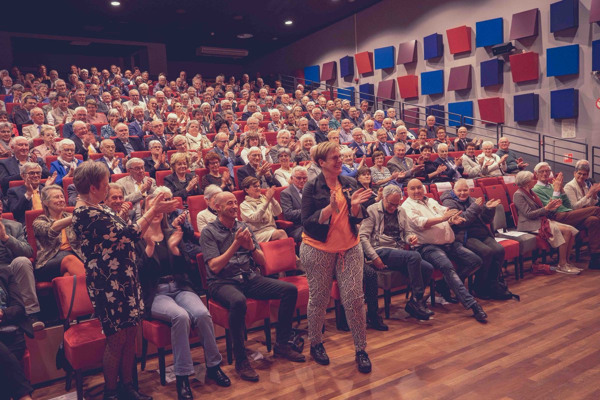 Burgem_Leudal's tweet photo. Gisteren genoten van een zeer gezellige gedecoreerdenbijeenkomst in De Bombardon in #Heythuysen. Wat een opkomst! Dank aan Frits Criens voor het gedicht, Marleen Rutten voor het zingen van het Leudal-lied en Etan&amp;Sandra voor de muziek! https://t.co/L0STxjJXrq