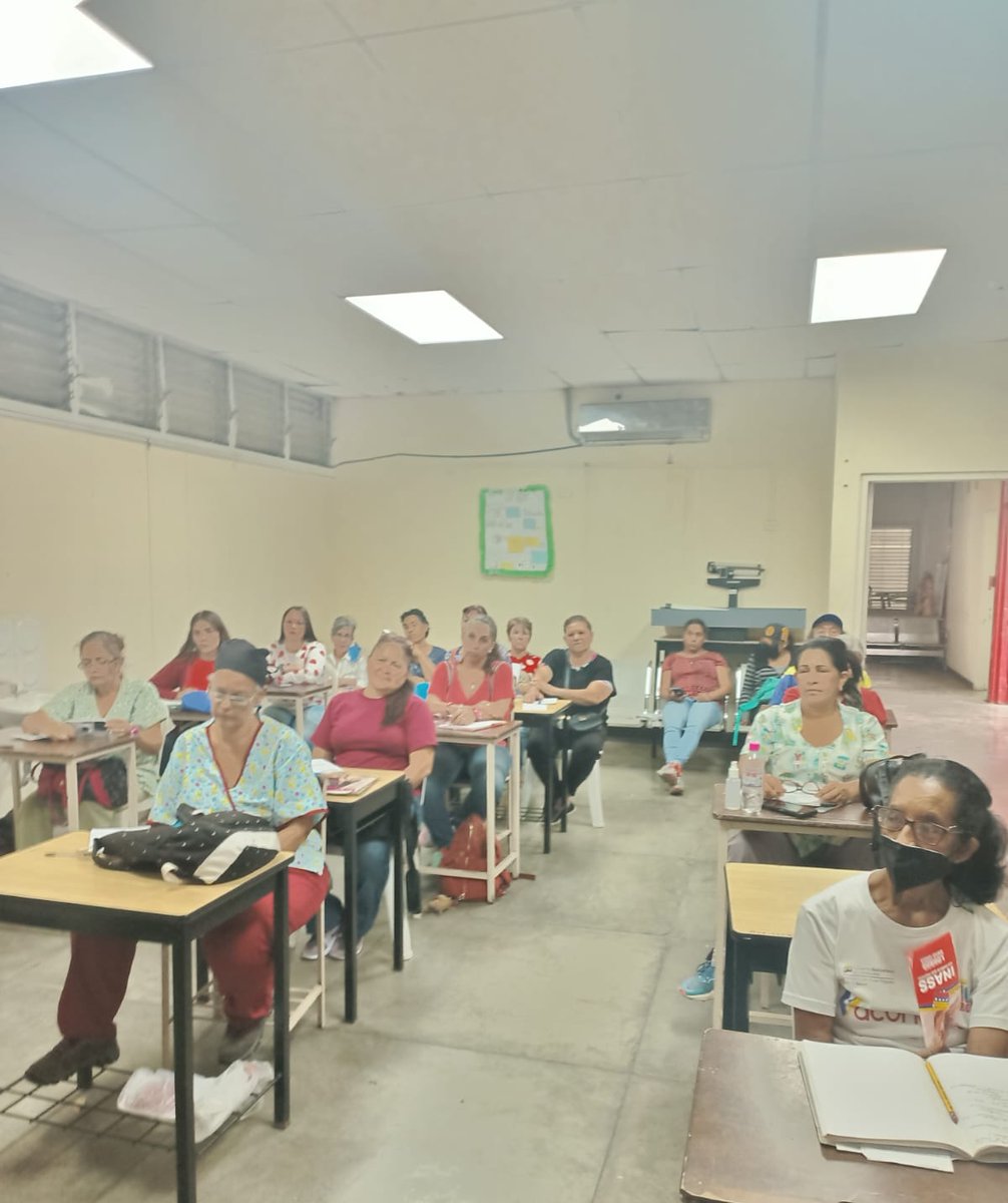 MinSaludVE's tweet photo. #EnFotos📸 | Nos desplazamos al ASIC Coche para dictar el Taller de Ética del Funcionario Público y el Respeto de los Derechos Humanos desde el trato empático.
#JuntosPorCadaLatido
#JusticiaYReparación
@NicolasMaduro @MagaGutierrezV https://t.co/iVbBqVFnLB