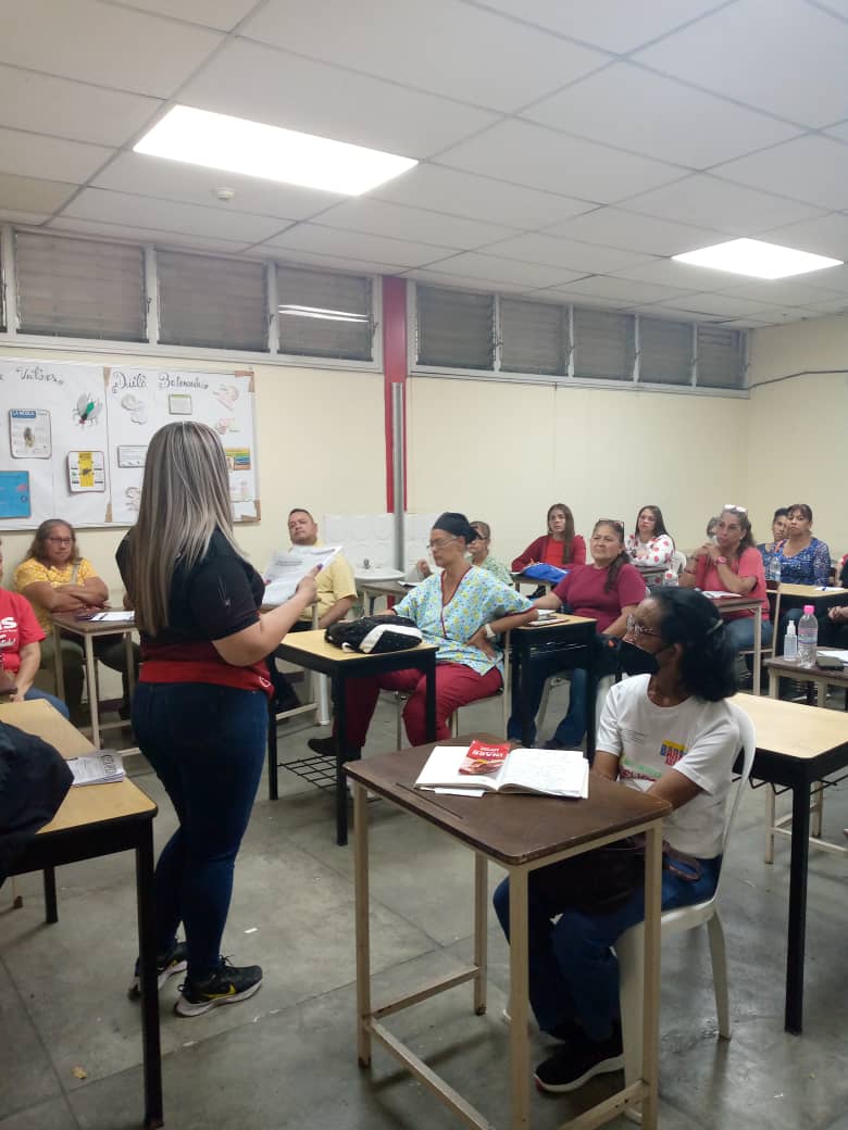 MinSaludVE's tweet photo. #EnFotos📸 | Nos desplazamos al ASIC Coche para dictar el Taller de Ética del Funcionario Público y el Respeto de los Derechos Humanos desde el trato empático.
#JuntosPorCadaLatido
#JusticiaYReparación
@NicolasMaduro @MagaGutierrezV https://t.co/iVbBqVFnLB