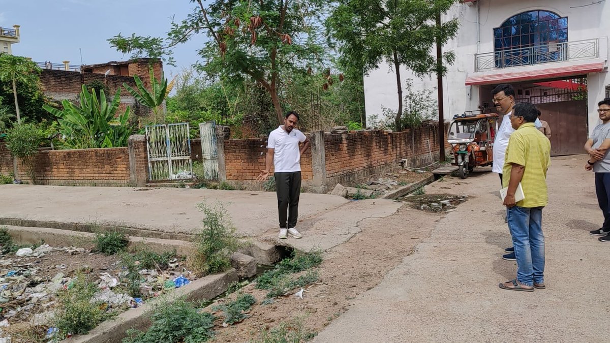 collchhatarpur's tweet photo. कलेक्टर श्री @grsandeepias ने छतरपुर शहर के वार्डों का निरीक्षण कर स्वच्छता अभियान में तेजी लाने, कचरा वाहनों का रूट चार्ट बनाने व शहरवासियों को व्हाट्सएप ग्रुप में जोड़ने के निर्देश।
RM:https://t.co/niTZyTyIuJ
@JansamparkMP
@mpurbandeptt
#स्वच्छ_सर्वेक्षण_2023
#CleanChhatarpur https://t.co/fvYOro7gdj