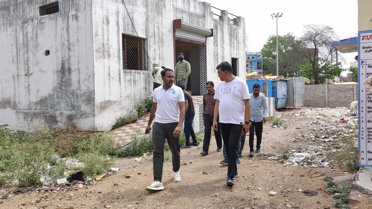 collchhatarpur's tweet photo. कलेक्टर श्री @grsandeepias ने छतरपुर शहर के वार्डों का निरीक्षण कर स्वच्छता अभियान में तेजी लाने, कचरा वाहनों का रूट चार्ट बनाने व शहरवासियों को व्हाट्सएप ग्रुप में जोड़ने के निर्देश।
RM:https://t.co/niTZyTyIuJ
@JansamparkMP
@mpurbandeptt
#स्वच्छ_सर्वेक्षण_2023
#CleanChhatarpur https://t.co/fvYOro7gdj