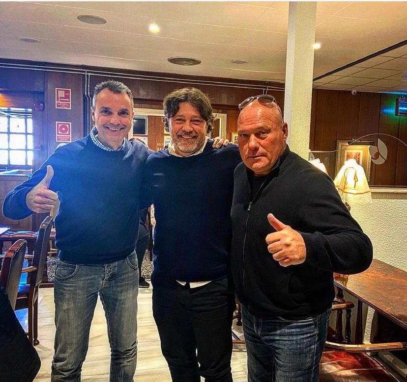 ramoncaldere2's tweet photo. Amic @LmvCoach sé que SÓN dies difícils.
Pases de ser un Heroi al dubte. De Construir amb temps  a destruir-se amb hores. 
Ets una persona amb molta LLUM. Una persona de VERITAT.
El Temps ho farà tot.
Sempre tindràs la Meva-Nostra CONFIANÇA i seràs el nostre HEROI!!!
💛 https://t.co/eKHPRUCRnM