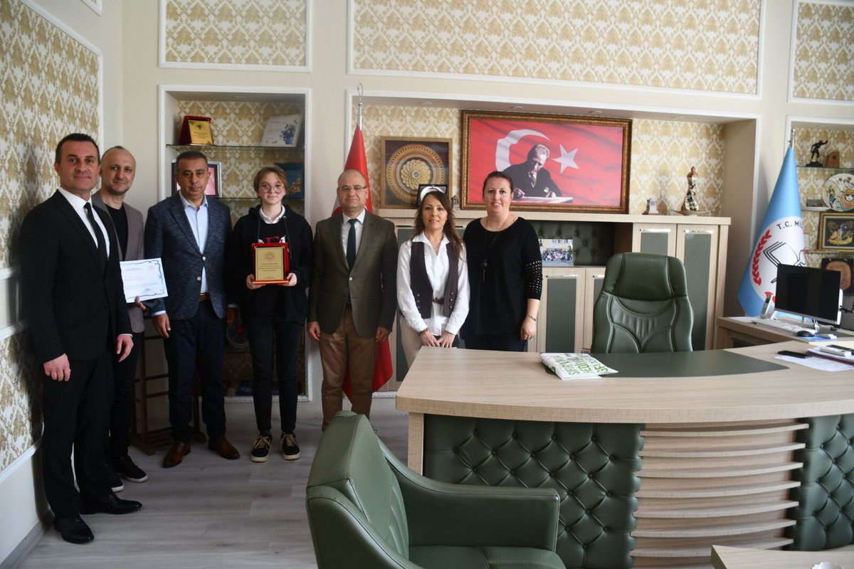 Okur Gezer Yazar Projesi Kitap Okuma Yarışmasında İlçe Birinciliği derecesi alıp İlçemizi Muğla’da düzenlenecek final turunda temsil etmeye hak kazanan Sebahattin Akyüz Fen Lisesi öğrencimiz Mina Dikmen’e İlçe Müdürümüz Sn Akın Aydın teşekkür plaketi ve hediyesini takdim etti.