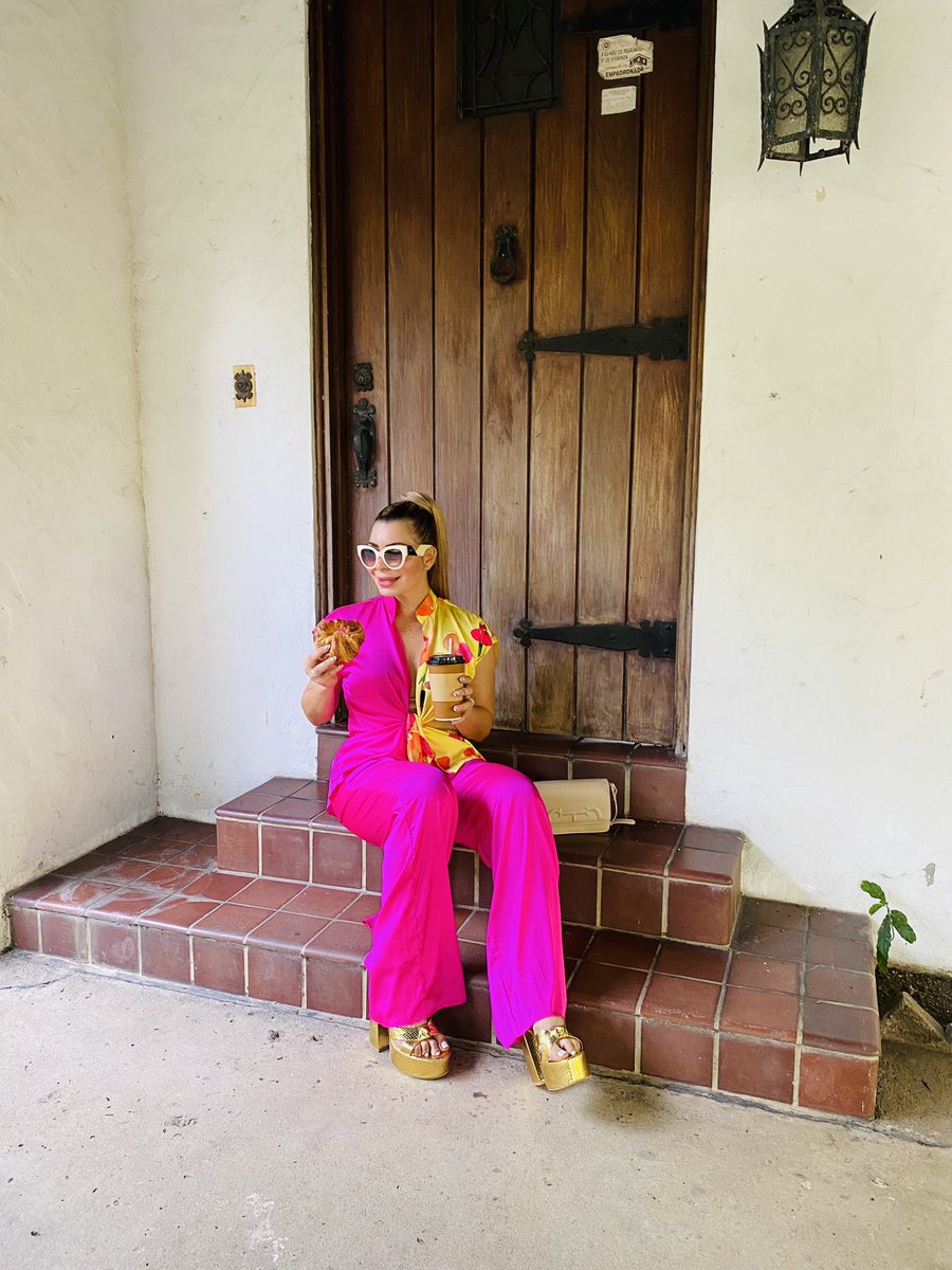 celipizan's tweet photo. El día comienza después de una buena taza de café, ¡y lo sabes!. 
☕️ 🥐

#totallook #celipizan ❣️ #readytowear https://t.co/L5W3uOnmst