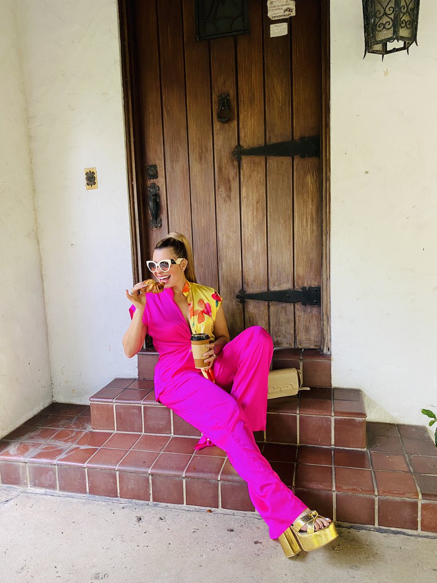 celipizan's tweet photo. El día comienza después de una buena taza de café, ¡y lo sabes!. 
☕️ 🥐

#totallook #celipizan ❣️ #readytowear https://t.co/L5W3uOnmst