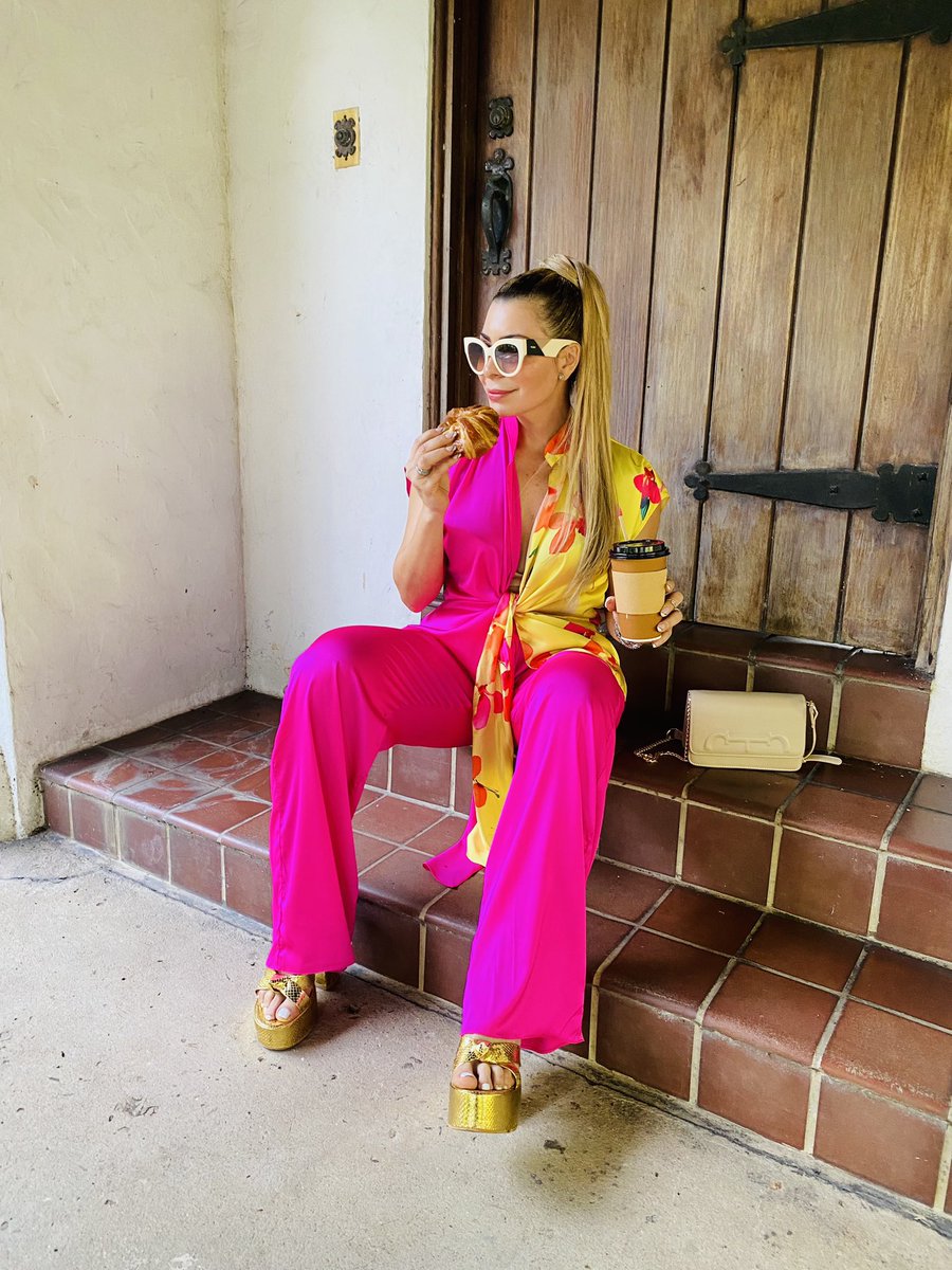 celipizan's tweet photo. El día comienza después de una buena taza de café, ¡y lo sabes!. 
☕️ 🥐

#totallook #celipizan ❣️ #readytowear https://t.co/L5W3uOnmst
