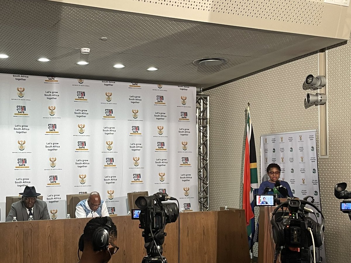 LirandzuThemba's tweet photo. [UAE FLIGHT] when the #UAEflight arrived, 🇿🇦 immigration services were rendered and all the visitors, including His Highness, were in possession of the requisite visas. Some of the visitors came from countries from which visas are not required. https://t.co/0bzI9cxoIl