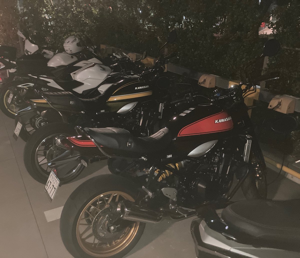 TAKASUGI_st's tweet photo. 今日は2台で

#Z900RS
#Z50th
#KAWASAKI

@ninniku_zr750e 

📌羽田イノベーションシティ https://t.co/oBx0sLviQD
