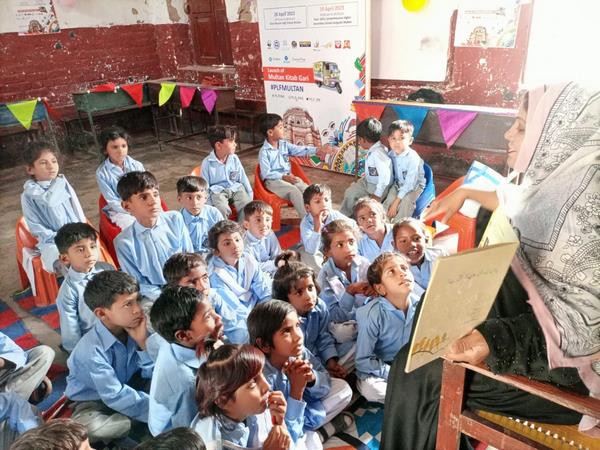 plf_pk's tweet photo. #PLFMultan is happening on 28-29 April 2023! Time: 9:00 am to 3:00 pm   
"Storytelling session by pakistan literacy project"  
#PLFMultan23 #TheBankOfPunjab #PLF

@thebankofpunjab

@press_oxford
@BaelaJamil
@arts_multan
@TZPtrust
@LahoreGrammar
@SEDSouthPunjab

@GovtofPunjabPK https://t.co/lpR61lnbQd