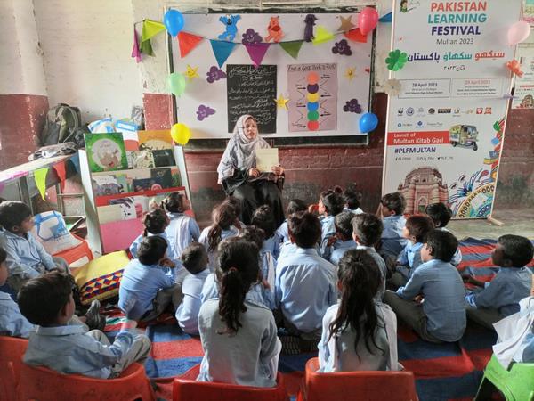 plf_pk's tweet photo. #PLFMultan is happening on 28-29 April 2023! Time: 9:00 am to 3:00 pm   
"Storytelling session by pakistan literacy project"  
#PLFMultan23 #TheBankOfPunjab #PLF

@thebankofpunjab

@press_oxford
@BaelaJamil
@arts_multan
@TZPtrust
@LahoreGrammar
@SEDSouthPunjab

@GovtofPunjabPK https://t.co/lpR61lnbQd