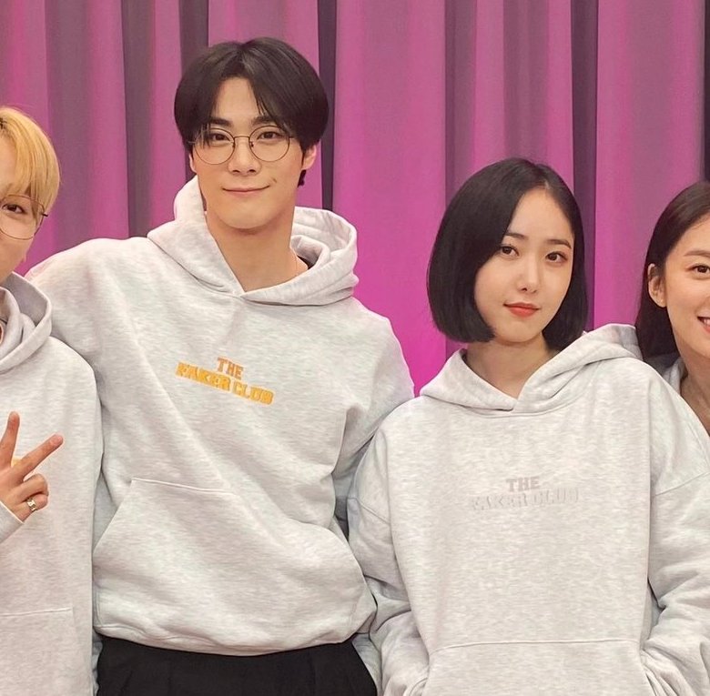 ฉันจะดูแลซูอา คุณลุงและคุณป้าอย่างที่นายชอบขอมาตลอดให้เอง เพราะงั้นไม่ต้องเป็นกังวลอะไรเลย แล้วพักผ่อนอย่างสงบนะ ฉันภูมิใจและมีความาสุขที่ได้อยู่กับนายมาตั้งแต่วัยเด็ก วัยรุ่น จนถึงช่วงวัย20นะ

(3/6)