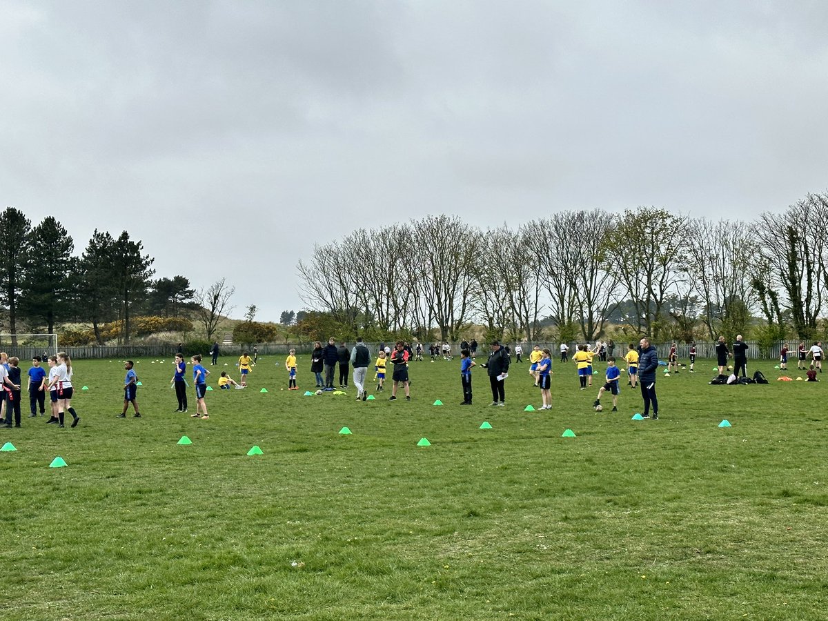 @BirkdaleHS_PE sports leaders officiating the #southportprimaryschoolstagrugby2023