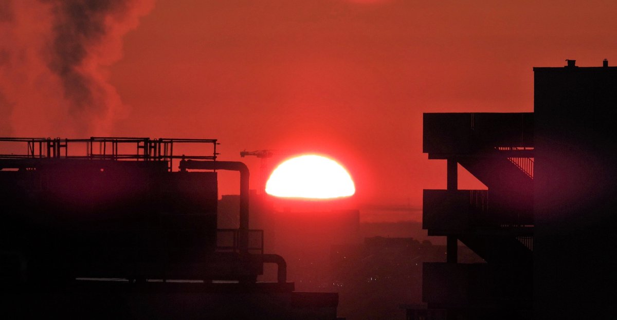 Galarneau est sorti de sa paillasse vers six heures moins dix en ce dernier vendredi d'avril...

Bon vendredi et bonne fin de semaine les amis(es)...

#LAGRC #Mtl 2023-04-28  9H25
CR. PH.: David Turbis Le Grand #DTLG #soleil #leverdesoleil