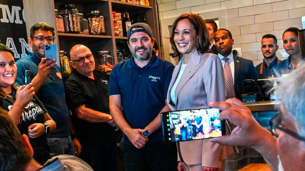 #PuntoEnAgenda | "La vicepresidenta Kamala Harris reconoce que la arepa hoy más que nunca es el plato típico venezolano" 

🔴 Disfruta del video completo en youtu.be/786tOAoofbE

✒️ <a href="/arojasjimenez/">Andres Rojas Jimenez</a> junto con @thearepaguru de <a href="/DoggisArepaBar/">Doggi's Arepa Bar</a>