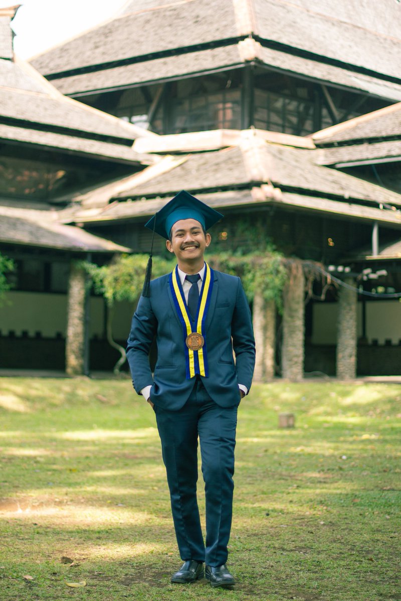 yovrjupiter's tweet image. Baca tweetnya @jamesf0lk jadi pengen cerita juga. Ini salah satu pencapaian dan kerja keras selama ini, 2018 ribut sama ibu yang single parent karena ga diizinin buat kuliah karena ga ada biaya, Ibu cuman dagang comro misro keliling kampung, dan dagang serabutan lainnya.